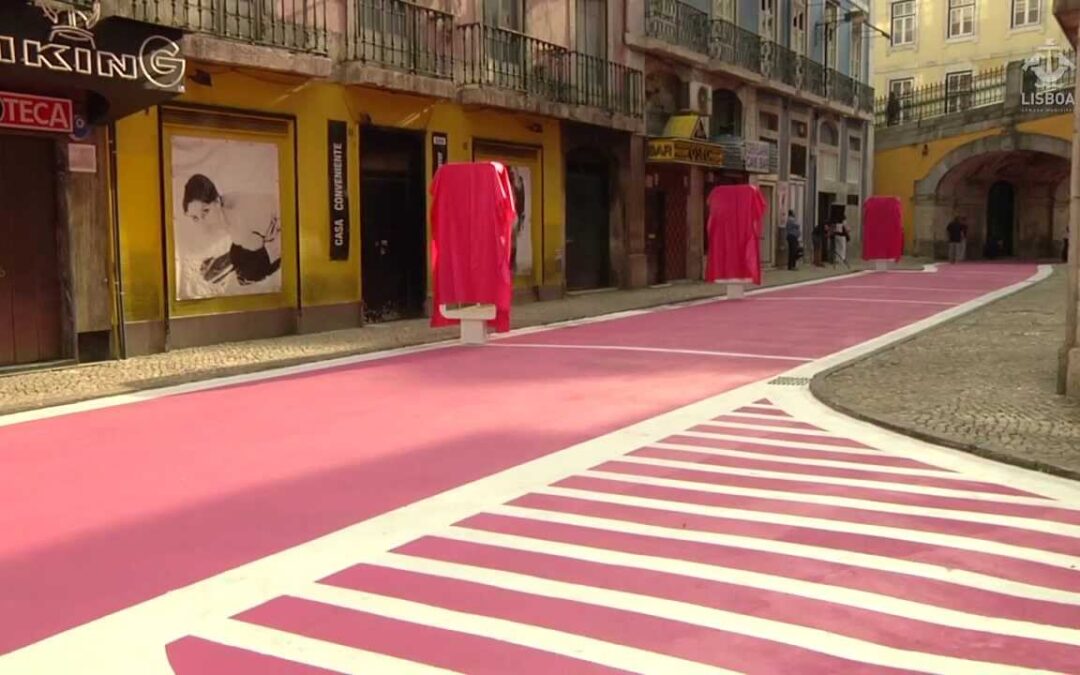 Rua cor-de-rosa em Lisboa